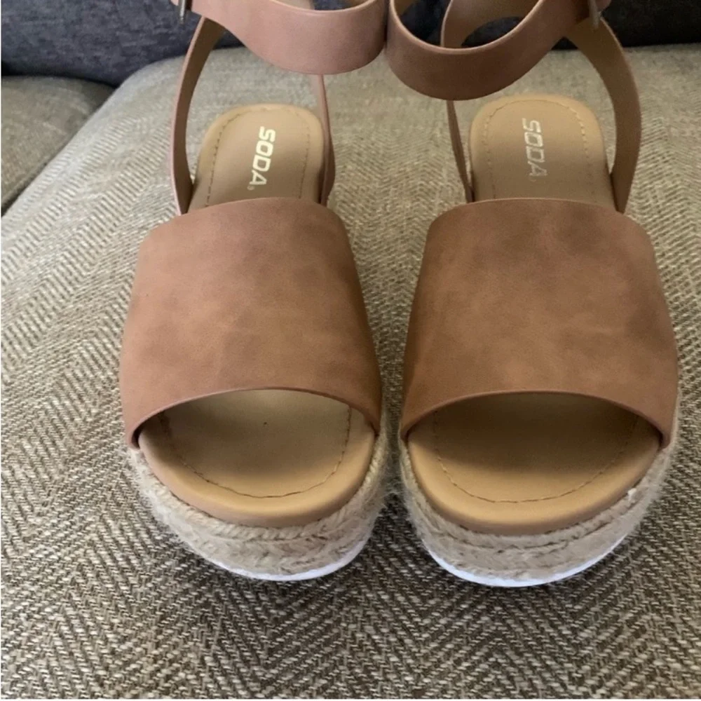 Excellent Preowned Condition Soda Platform strap Wedges very Cute Size 7.5.